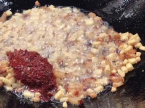 加入豆瓣酱泥炒出红油