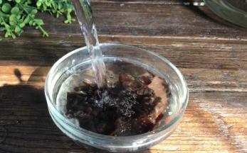 桂圆肉洗净，沥水