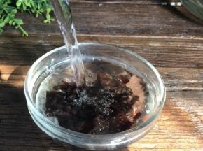 桂圆肉洗净，沥水