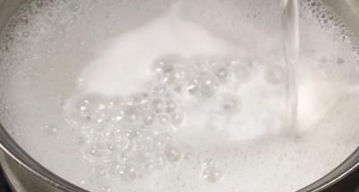 煮沸后淋入适量冷水，反复3次