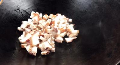 热锅放入肉丁，中火煎炒至表面微黄