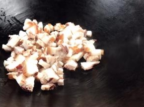 热锅放入肉丁，中火煎炒至表面微黄