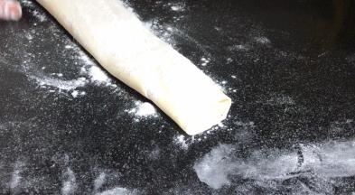 抽出擀面杖，再在面皮上撒一层干粉