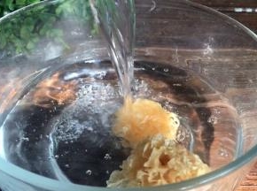 银耳提前浸泡3小时以上