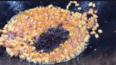 加入豆豉末，炒匀入味