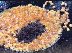 加入豆豉末，炒匀入味