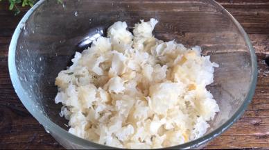 泡发后的银耳撕成小片，洗净沥水