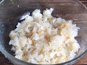 泡发后的银耳撕成小片，洗净沥水
