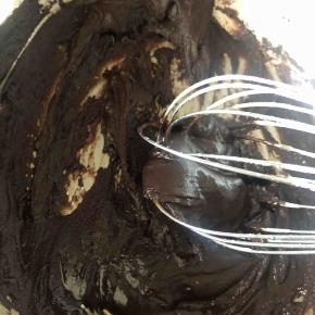 趁热，加入可可粉搅拌均匀，这是不消泡的重点