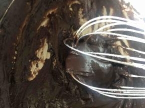 趁热，加入可可粉搅拌均匀，这是不消泡的重点