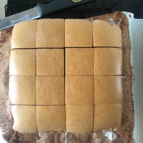 切开，冷了更好切，不过我用关东光刀，冷的都好切