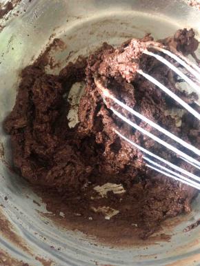 筛入低粉搅拌均匀