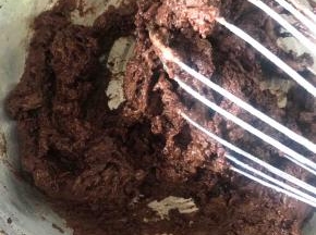 筛入低粉搅拌均匀