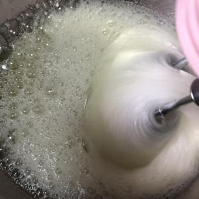 蛋清加盐加柠檬汁或醋几滴，开始打发，分3次加入糖，低速打发出来的蛋白会更细腻，更稳定～