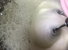 蛋清加盐加柠檬汁或醋几滴，开始打发，分3次加入糖，低速打发出来的蛋白会更细腻，更稳定～