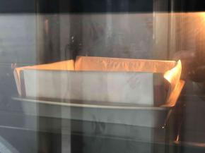 送入烤箱，原装烤盘放在中下层，在烤箱原装盘里加入冷水，一定是冷水啊～把古早的这个盘子放上去，上下130度，70分钟，后面的时候上色满意了可以把上管温度适当调低，我后来50分钟的时候有把上管调至120度，仅供参考，根据自己的烤箱调节～三层的小烤箱直接放底层