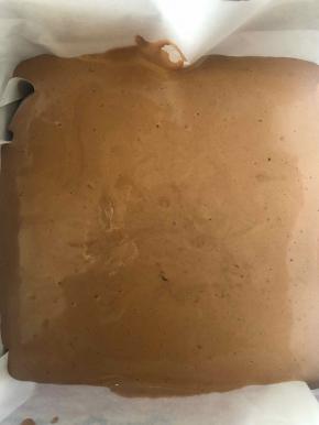 装入磨具，如果不平，就用那个白色刮板刮平～高震一下，震出气泡～