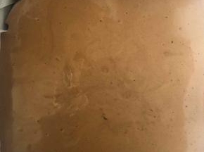 装入磨具，如果不平，就用那个白色刮板刮平～高震一下，震出气泡～