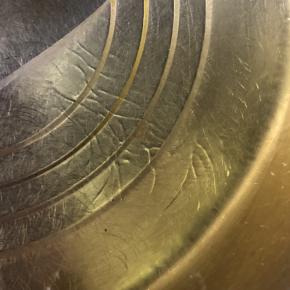 玉米油天然气小火加热至波纹状～盆子要干净没有水，要不然，炸一脸，不要问我为什么知道～偷懒就是这样的下场