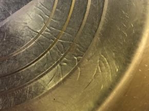 玉米油天然气小火加热至波纹状～盆子要干净没有水，要不然，炸一脸，不要问我为什么知道～偷懒就是这样的下场