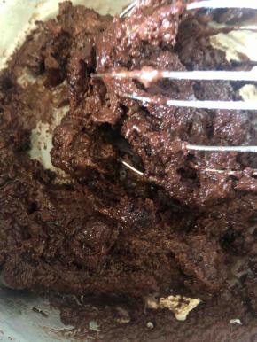 加入牛奶，搅拌均匀，有点干，别害怕，继续～