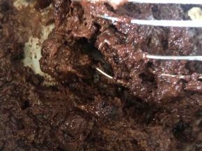 加入牛奶，搅拌均匀，有点干，别害怕，继续～