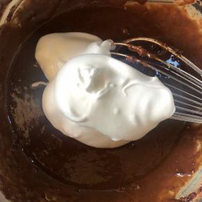 取三分一入蛋黄糊搅拌均匀，再把这个糊倒入蛋白盆搅拌均匀