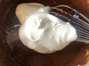 取三分一入蛋黄糊搅拌均匀，再把这个糊倒入蛋白盆搅拌均匀