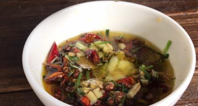 倒入调料碗内拌匀