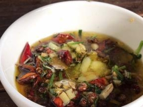 倒入调料碗内拌匀