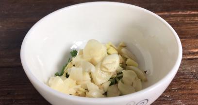 这个时候备好葱花、姜末和蒜末