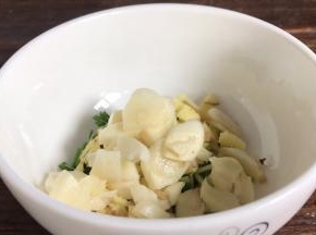 这个时候备好葱花、姜末和蒜末