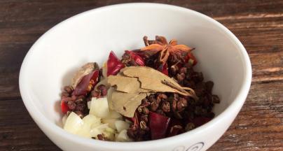 加入花椒、桂皮、白芷、白寇、香叶和八角