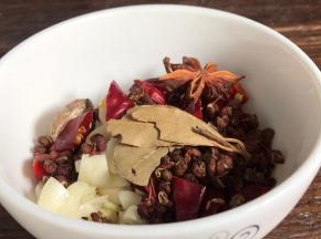 加入花椒、桂皮、白芷、白寇、香叶和八角