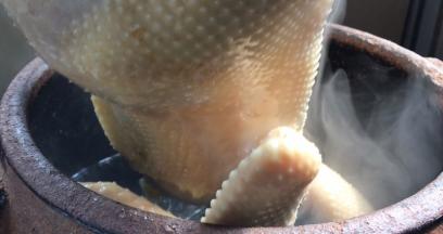 煮沸后再煮3分钟，捞出凉半分钟，反复3次