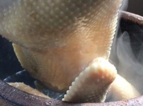 煮沸后再煮3分钟，捞出凉半分钟，反复3次