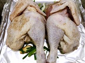 摆上腌制好的鸡