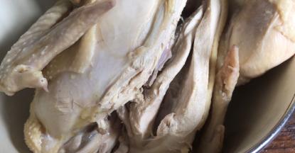 捞出煮好的鸡，用凉开水冲凉