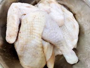 反复揉搓让鸡粉和鸡拌匀