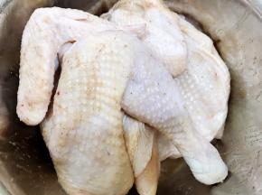 反复揉搓让鸡粉和鸡拌匀