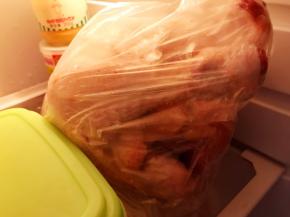 再装入保鲜袋里，放入冰箱冷藏腌制一晚