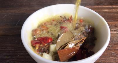 倒入碗中的调料上面