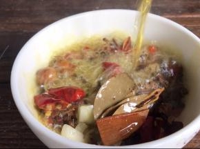 倒入碗中的调料上面