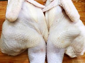 从中间切开两半后沥干水