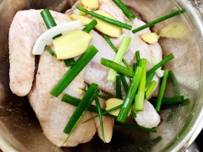 加入葱段和姜片