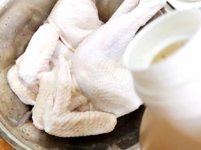 盆里放入鸡加入1大勺料酒