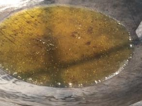 热锅倒入食用油，烧至冒烟