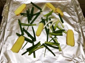 烤盘里铺上锡纸，重新摆上葱段和姜片