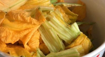 南瓜花撕开后掐成段