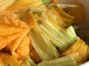 南瓜花撕开后掐成段